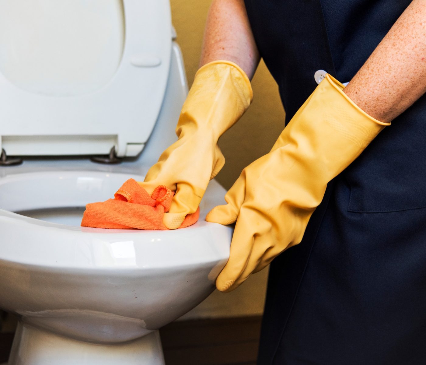 Ni bicarbonato ni vinagre: el truco secreto para eliminar el sarro del inodoro y del lavabo
