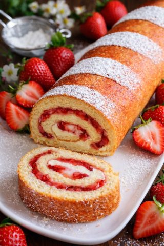 Rollo de Galleta con Mermelada de Fresa
