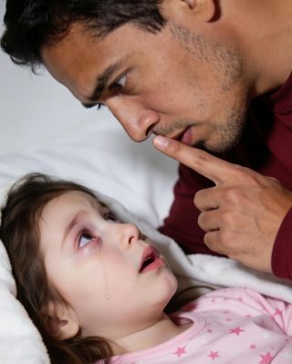 TU HIJA DE 8 AÑOS SUSURRÓ: “MAMÁ DIJO QUE NO TE LO DIJERA”… Y UNA SOLA MIRADA A SU ESPALDA DESTRUYÓ LA VIDA QUE CREÍAS CONOCER