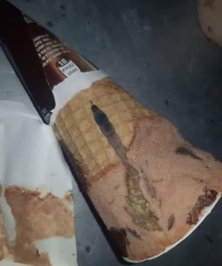 Hoy, mi hija abrió su helado de chocolate favorito February 24, 2026 by admin Hoy, mi hija abrió su helado de chocolate favorito, el mismo que come casi todos los días después de la escuela. Todo estaba como siempre: un cono crujiente, un aroma dulce, una suave capa de chocolate encima. Pero unos segundos después, la oí decir sorprendida: “¡Mamá, mira qué es esto!”. Me acerqué y vi algo extraño y oscuro dentro, como un trozo de envoltorio o caramelo. Al principio, pensamos que era solo un defecto, luego que tal vez se había metido un trozo de chocolate. Pero mi hija, siempre curiosa, decidió rebuscar con cuidado con una cuchara. Un momento después, gritó. Dentro, justo debajo del chocolate, vimos…