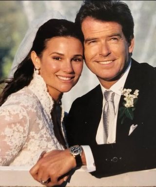 “Para mí, ella es perfecta.” Los paparazzi captaron a la esposa de Brosnan, de 100 kg, en un body durante sus vacaciones.