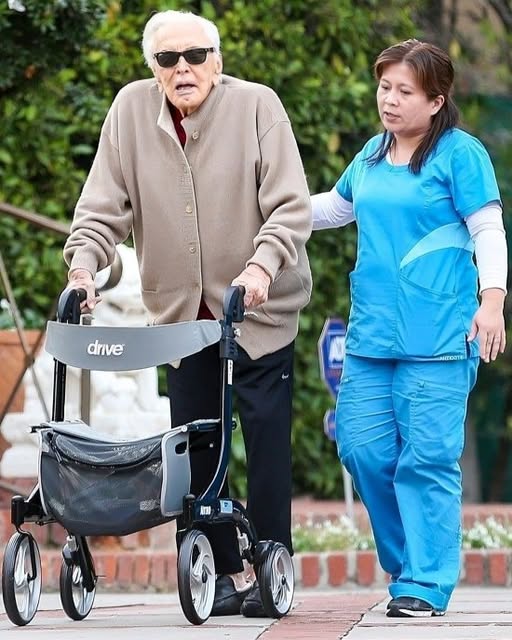 ¿Puedes reconocerlo?: ¡Un ícono de Hollywood que vivió una vida larga y notable!