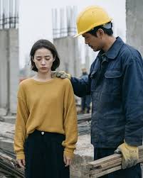«Mi marido me echó a la calle. Acepté casarme con un obrero de la construcción solo para tener un techo sobre mi cabeza. Pero tres meses después… descubrí una verdad que me trastornó.»