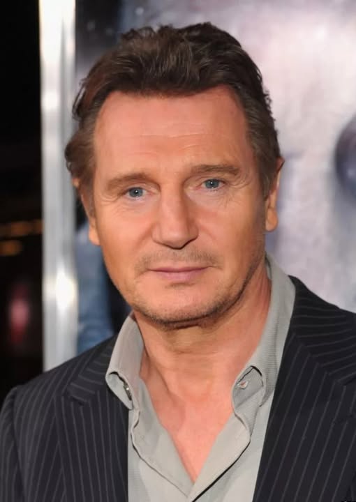 “Se Volvió Gris y Envejeció Mucho”: Liam Neeson Lucía Tan Irreconocible en la Reciente Foto Familiar!