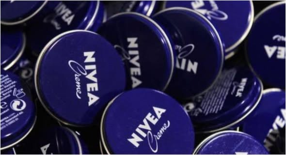 Crema Nivea de lata azul y aceite de ricino, la mascarilla más sencilla para hacer un bótox natural