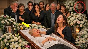 Hija decide CANTAR en el velorio de su madre, pero al notar los OJOS de la anciana, ¡queda en SHOCK…
