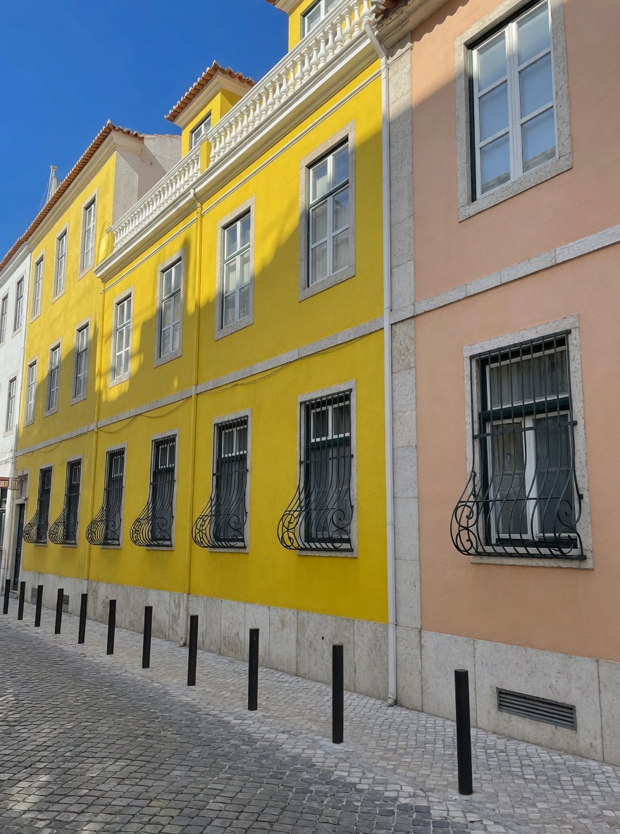 ¿Por qué algunas rejas de ventanas tienen una curva en la parte inferior?
