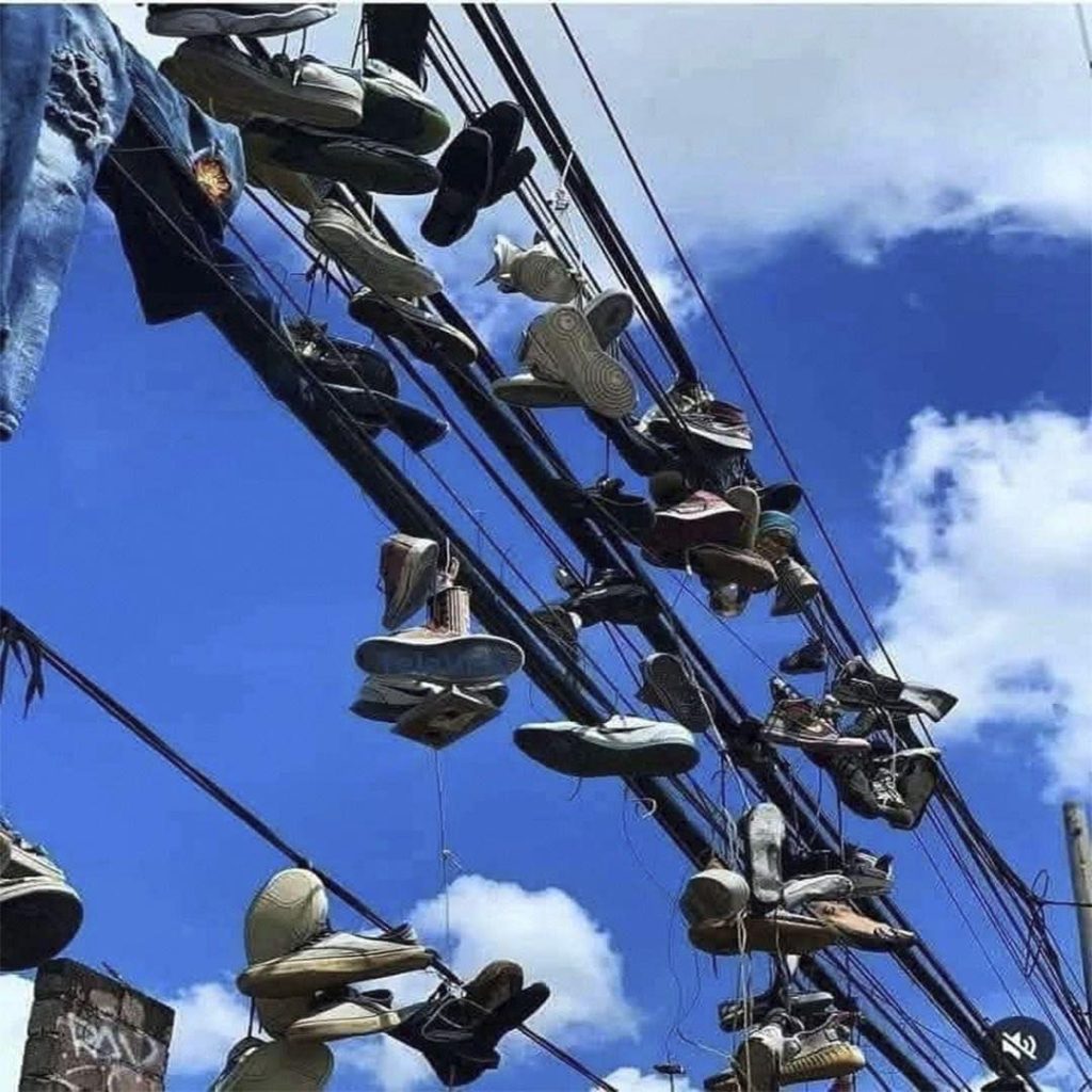 El verdadero significado de las zapatillas en los cables que desc…Ver más