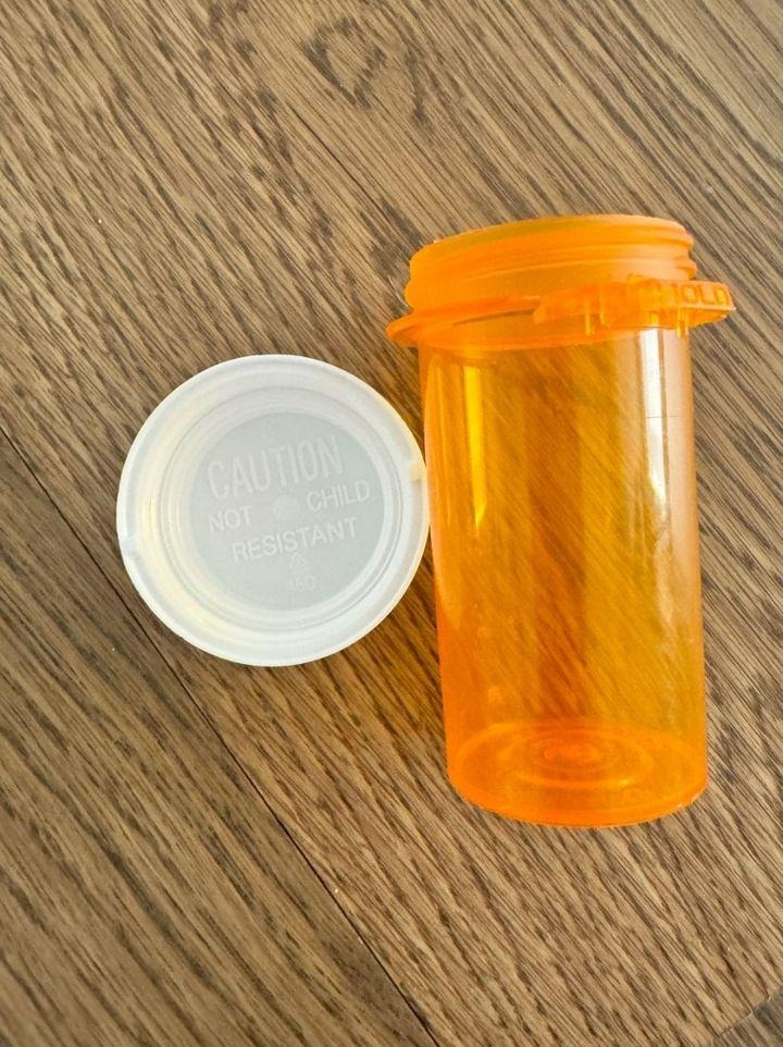 Deje de tirar sus botellas de píldoras viejas: 12 formas inteligentes de reutilizarlas