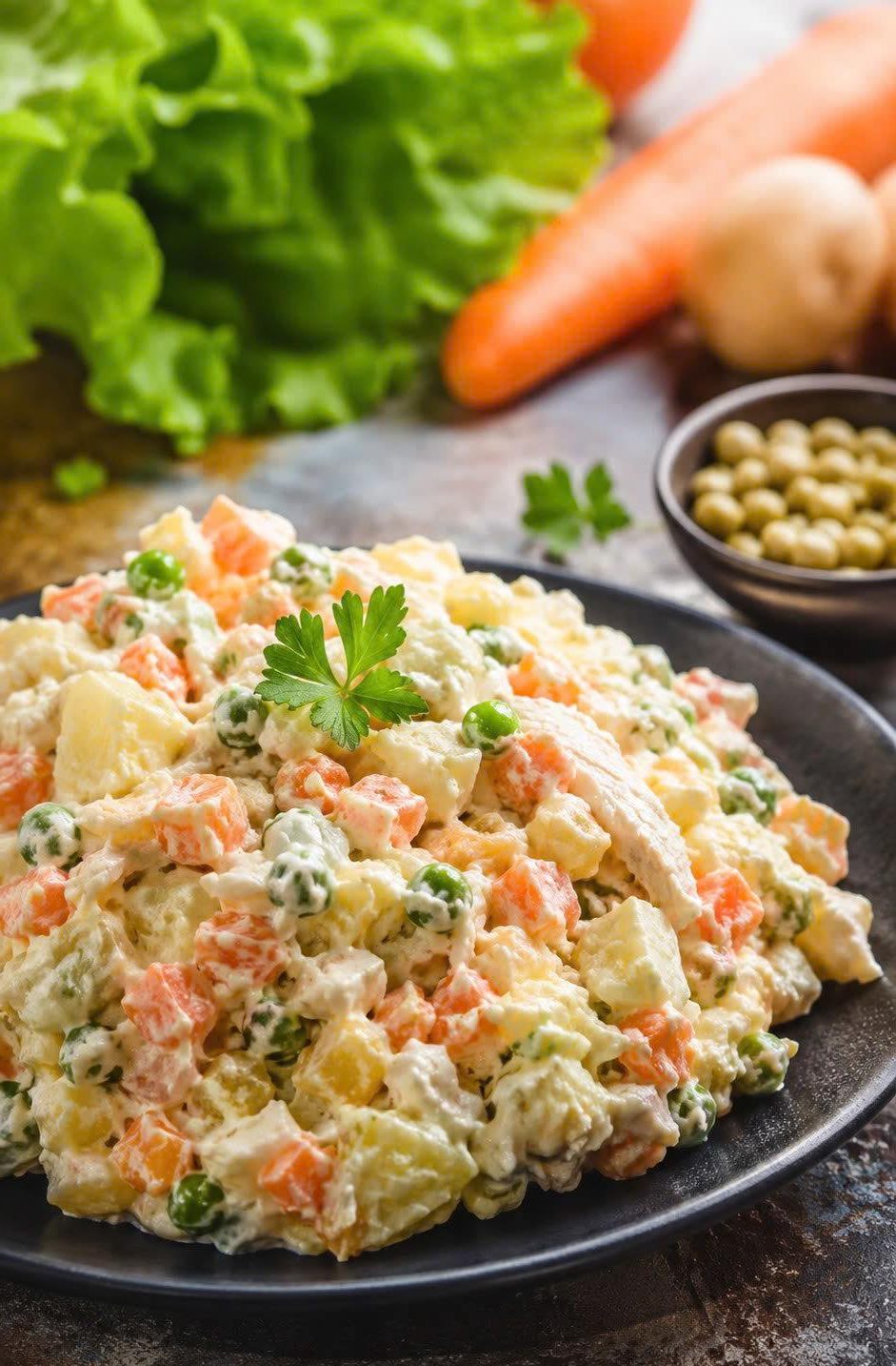 🥗✨ Ensaladilla Rusa Casera y Cremosa: ¡La Receta Más Fácil y Deliciosa!