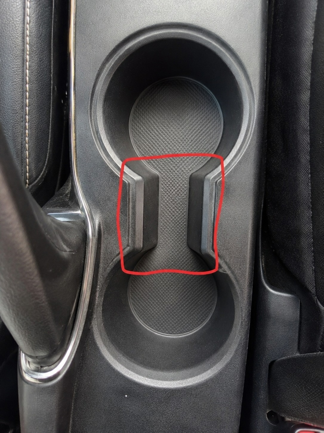 ¿Para qué sirve la extraña brecha entre los titulares de la taza de coche?