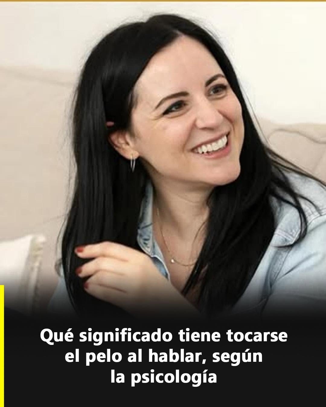 Qué significa tocarse el pelo al hablar, según la psicología