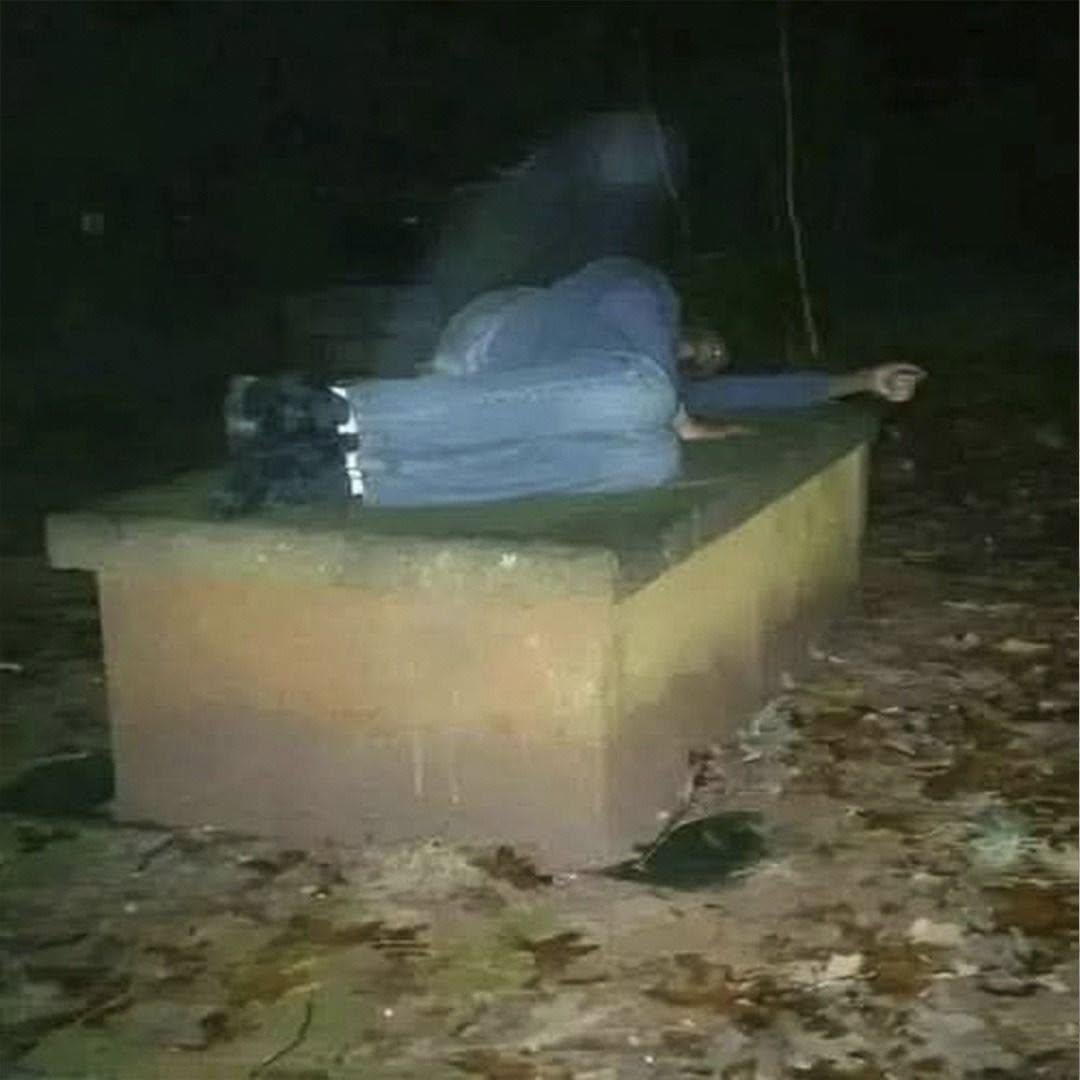 Este hombre durmió cada día sobre la tumba de su madre