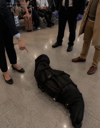 J’ai accepté de surveiller le sac d’un inconnu à l’aéroport – je l’ai regretté dès que les agents de sécurité et la police sont arrivés