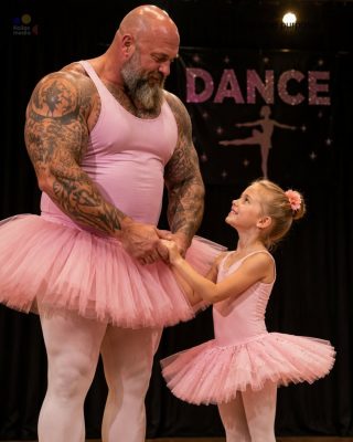 BIKER DAD SUBE AL ESCENARIO CON SU HIJA ENFERMA EN LA ESCUELA, AL DÍA SIGUIENTE, SU CLUB DE MOTOCICLETAS LLEGA A SU CASA
