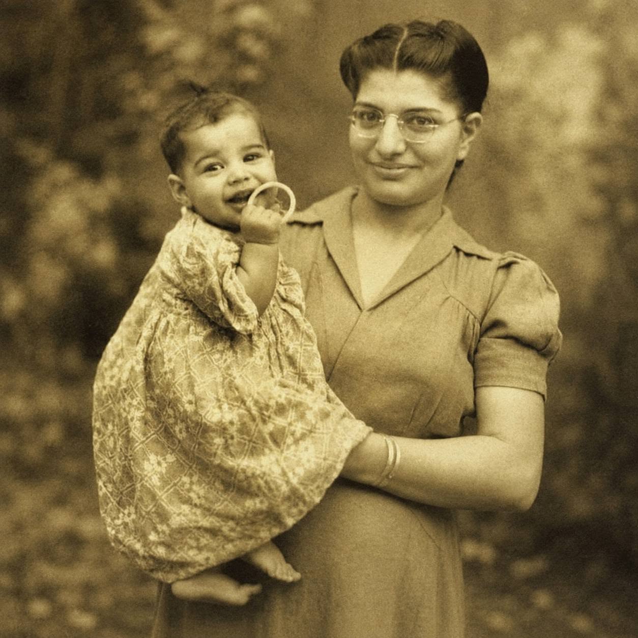 Fue una niña como cualquier otra en 1947… pero años después su voz conquistaría al mundo entero.