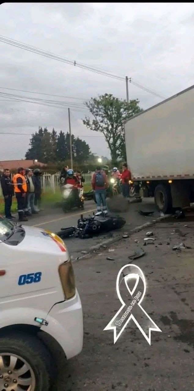 El accidente de Tránsito es tarde: Impactando el shock entre un autobús y un vehículo particular deja varios heridos