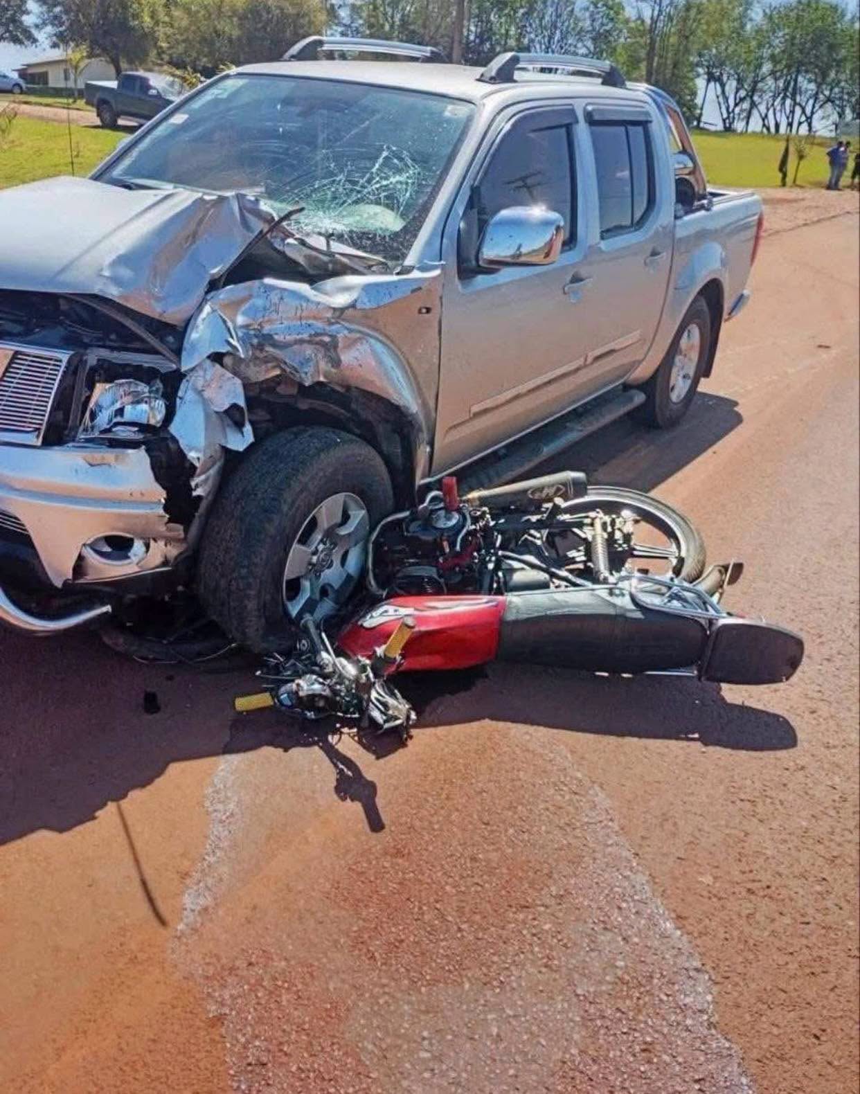 Accidente de tránsito esta tarde: Impactante choque entre un autobús y un vehículo particular deja varios heridos