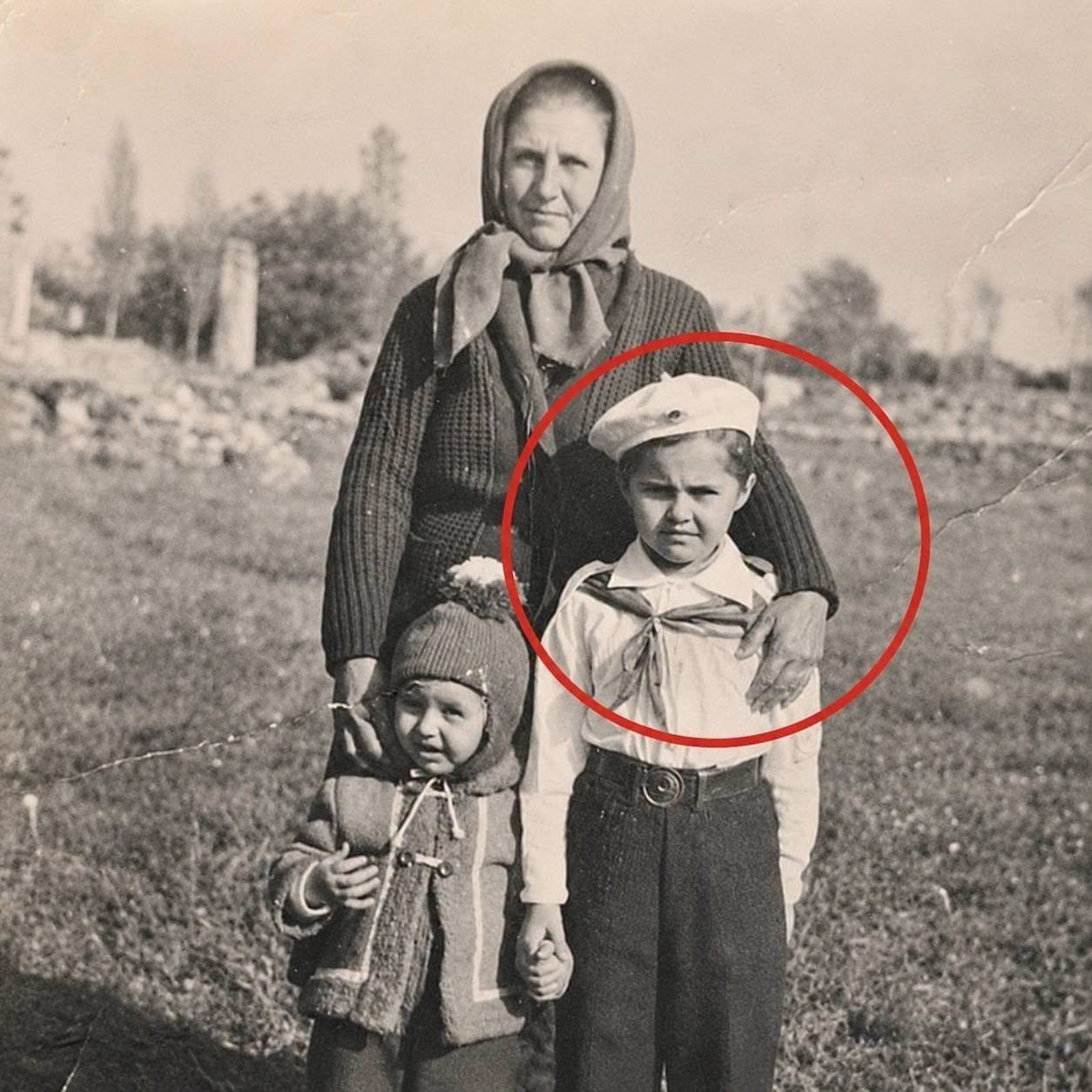 ¿Reconoces a esta niña? Hoy tiene 55 años y es una de las artistas más famosas y admiradas del mundo.