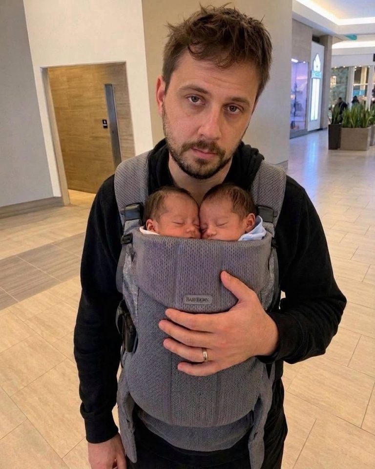 Un padre viudo enfrenta a una mujer prejuiciosa al cambiar a sus gemelas en el baño de damas