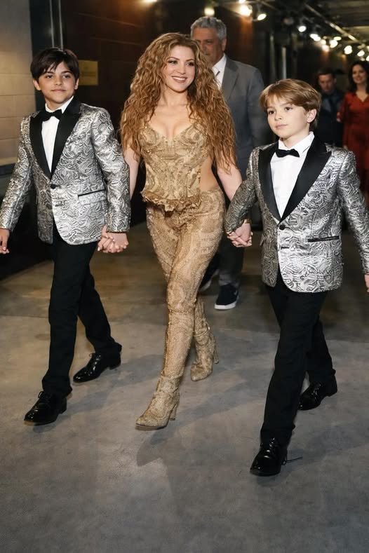 Le llovieron criticas a Shakira por llevar a sus hijos al colegio vestida así.