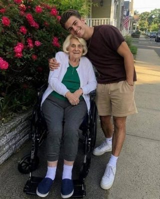 Manejé la herencia de mi vecino de 85 años, pero ella no me dejó nada, luego su abogado llamó a su puerta a la mañana siguiente con una caja de