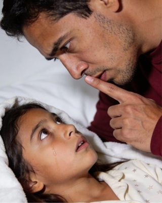Papá… me duele tanto la espalda que no puedo dormir. Mamá me dijo que no te lo contara.