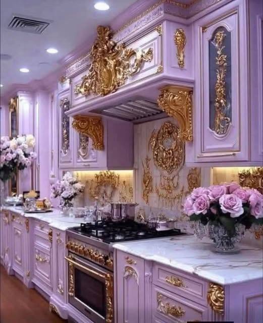 Por favor, describe esta cocina en una sola palabra.