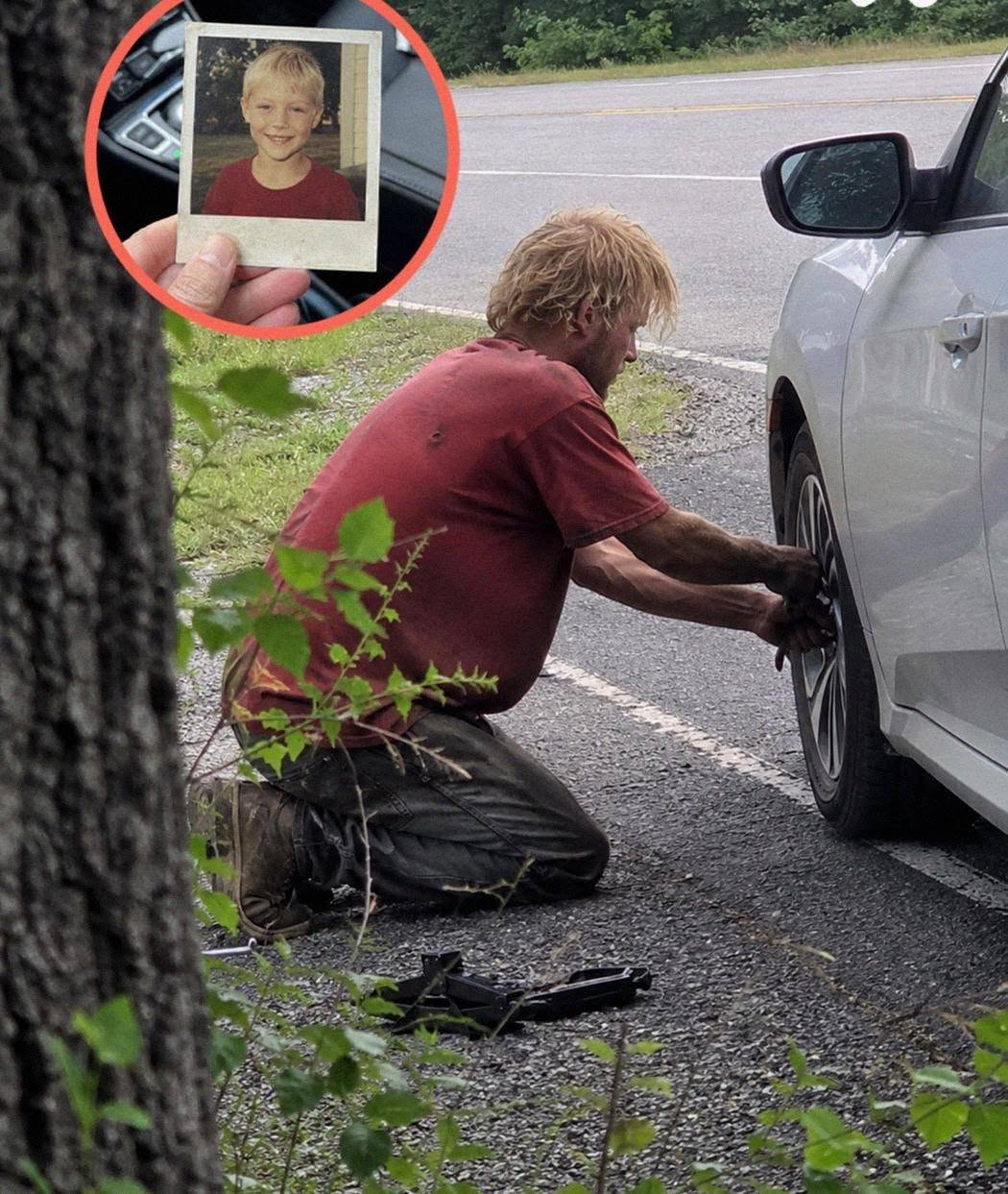 Un hombre sin hogar me ayudó a cambiar un neumático plano en la ruta 9 donde mi hijo desapareció hace 20 años: lo que dejó en mi asiento de pasajero me llevó de rodillas