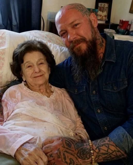 Mi madre de 81 años contrató a un motociclista con muchos tatuajes como cuidador; cuando descubrí el motivo, me quedé de piedra.