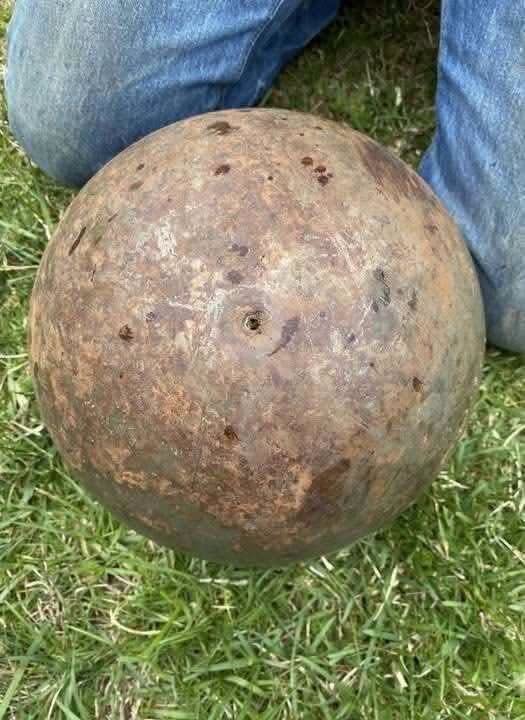 El misterioso objeto de acero hallado en un arroyo: la historia industrial detrás de las esferas gigantes – Recetas Caseras