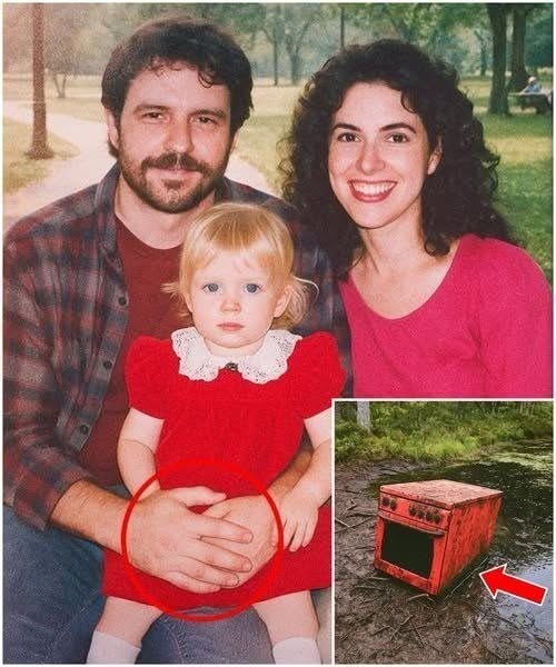 La desaparición de una niña en 1998: tres años después, los hallazgos aún atormentan a los investigadores… En una tranquila tarde de 1998, Emma Whitmore, de seis años, jugaba en el patio trasero de la casa familiar en Pine Ridge, Oregón, mientras su madre, Sarah Whitmore, lavaba la ropa dentro. La rutina era la habitual. Sarah revisaba a su hija cada diez o quince minutos, como siempre. Emma había colocado sus muñecas cerca del columpio, preparando un elaborado picnic bajo el sol de finales de verano. A las 3:30 p. m., Sarah salió de nuevo. Emma había desaparecido. La puerta del jardín estaba abierta. El patio estaba vacío. No se oyeron gritos, no había señales de forcejeo, ningún testigo había notado nada inusual. En cuestión de horas, la policía rastreó el vecindario. En cuestión de días, los equipos de búsqueda ampliaron su área: zonas boscosas, cunetas, edificios abandonados, toda la naturaleza en un radio de 80 kilómetros. Helicópteros sobrevolaban la zona. Voluntarios se unieron para rastrear las calles del denso bosque de Oregón. Nada. Pasaron tres años. Tres años de volantes pegados a los postes de teléfono. Tres años de vigilias con velas. Tres años de cumpleaños marcados solo por fotos y preguntas sin respuesta. Sarah aprendió a vivir en un silencio que nunca se suavizaba. Las mañanas eran lo peor. Emma se levantaba temprano, entraba corriendo a la cocina, con sus rizos rubios revueltos por el sueño, exigiendo panqueques con forma de mariposa. Una mañana gris, casi tres años después de la desaparición de Emma, Sarah estaba en esa misma cocina, rompiendo huevos en un tazón. El sonido rítmico del batido llenaba la casa. Eran las 7:23 a. m. cuando sonó el teléfono. Demasiado temprano para una charla informal. Dudó antes de contestar. “Sarah Whitmore”. La voz al otro lado de la línea era tranquila. Profesional. “Señorita Whitmore, soy el detective Carl Morrison del distrito de Pine Ridge. Lamento llamar tan temprano, pero necesitamos que venga al pantano de Blackwater”. El pantano de Blackwater estaba a 24 kilómetros de la ciudad, una densa extensión de humedales que los residentes evitaban. Sarah sintió que apretaba más el puño. “¿Qué pasa?” “Nuestros equipos de voluntarios han estado limpiando las zonas inundadas tras las fuertes lluvias de la semana pasada. Encontraron algo.” Silencio. “Creemos que podría estar relacionado con el caso de Emma.” El cuenco se le escapó de las manos. Los huevos salpicaron el linóleo. “¿La encontraron?” “Encontramos algunos restos. Restos pequeños. Prefiero no dar detalles por teléfono. Necesitamos que identifique algunos objetos.” Sarah se sentó en un taburete, con la mano libre agarrando el mostrador. “Estaré allí en 20 minutos.” El trayecto hacia el pantano de Blackwater se desplegó ante sus ojos, borroso, entre los restos de asfalto mojado y los pinos envueltos en la niebla.Cuando llegó, los vehículos policiales se alineaban en el camino de acceso embarrado, sus luces intermitentes perforando la niebla. Un cordón policial delimitaba una amplia zona cerca de la orilla. Equipos forenses se movían metódicamente alrededor de un punto central. El inspector detective Morrison se acercó a su coche en cuanto aparcó. Había dirigido la investigación de Emma desde el principio: un hombre alto de unos cincuenta años, con el pelo canoso, el rostro marcado por tres años de casos sin resolver. “Gracias por venir”, dijo en voz baja. “¿Dónde está?” “Por aquí”, respondió, guiándola hacia la zona acordonada. “Necesito prepararla”. Las inundaciones habían arrastrado años de sedimentos. Un voluntario había desenterrado algo medio enterrado en el barro: un viejo horno. Sobre una lona azul descansaba un horno Westinghouse de los años sesenta, cuyo esmalte rojo brillante aún era visible bajo el óxido y el barro. La puerta había sido sellada con varias capas de pegamento industrial. Dentro, los investigadores encontraron pequeños huesos, cuidadosamente dispuestos en una mesa de examen en orden anatómico. Y fragmentos de tela: terciopelo fusionado con metal, quemado pero inconfundible. Un ribete de encaje blanco. Exactamente como el cuello del vestido de terciopelo rojo favorito de Emma. “No”, susurró Sarah. Luego gritó. Sus piernas cedieron y se desplomó en el barro. Emma había usado ese vestido constantemente después de su fiesta de cumpleaños, negándose a quitárselo. Lo llamaba su vestido de princesa. El detective Morrison se arrodilló junto a ella mientras el equipo forense se apartaba respetuosamente. “Haremos pruebas de ADN para confirmar”, dijo en voz baja. “Resultados iniciales en 72 horas. Pero dado el tamaño de los restos y los fragmentos del vestido…” No terminó la frase. Antes de que Sarah pudiera procesar lo que veía, otra voz resonó. “Sarah”. “Oh, Dios mío, Sarah”. Mark Whitmore cruzó el cordón de seguridad, todavía con su uniforme de ferretería, su chaleco rojo bordado con “Ferretería Whitmore”. Su rostro reflejaba una sorpresa similar a la de ella. —Es mi hija —le dijo a