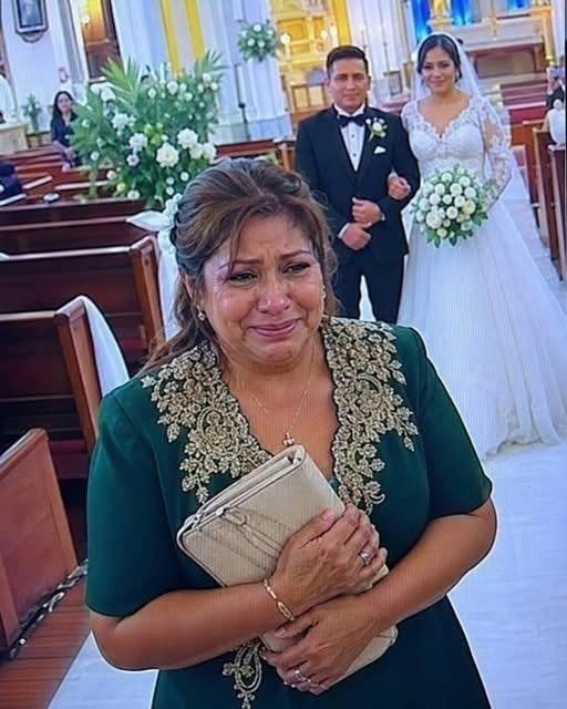 AQUÍ ESTÁ EL VIEJO VESTIDO VERDE QUE SE BURLARON… HASTA QUE LA NOVIA DETUVO LA BODA Y DIJO: “NADIE SE MUEVE HASTA QUE SU MADRE SE PARA A MI LADO”