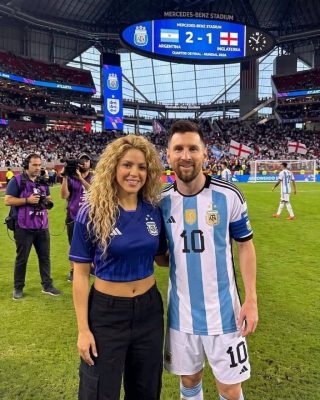 ¿Lionel Messi salió a pasear con Shakira? La verdad detrás del titular viral