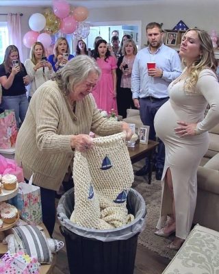 La Manta Hecha A Mano De La Abuela Fue Tirada. Entonces Su Hijo Llamó