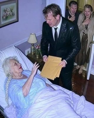 Cada mañana, la anciana se ponía lápiz labial esperando a sus hijos kara, pero la noche en que murió, dejó tres nombres que los destruyeron kara