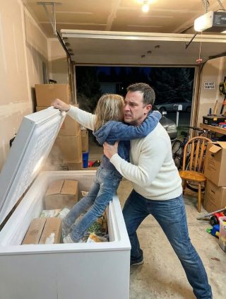 PARTE 2: Tres semanas después de nuestro divorcio, volví a recoger algunas cajas olvidadas. Entonces oí a mi hija llorar pidiendo ayuda del garaje. Estaba atrapada dentro de un congelador. Lo que susurró después de sacarla cambió todo lo que creía sobre la familia en la que una vez había confiado…