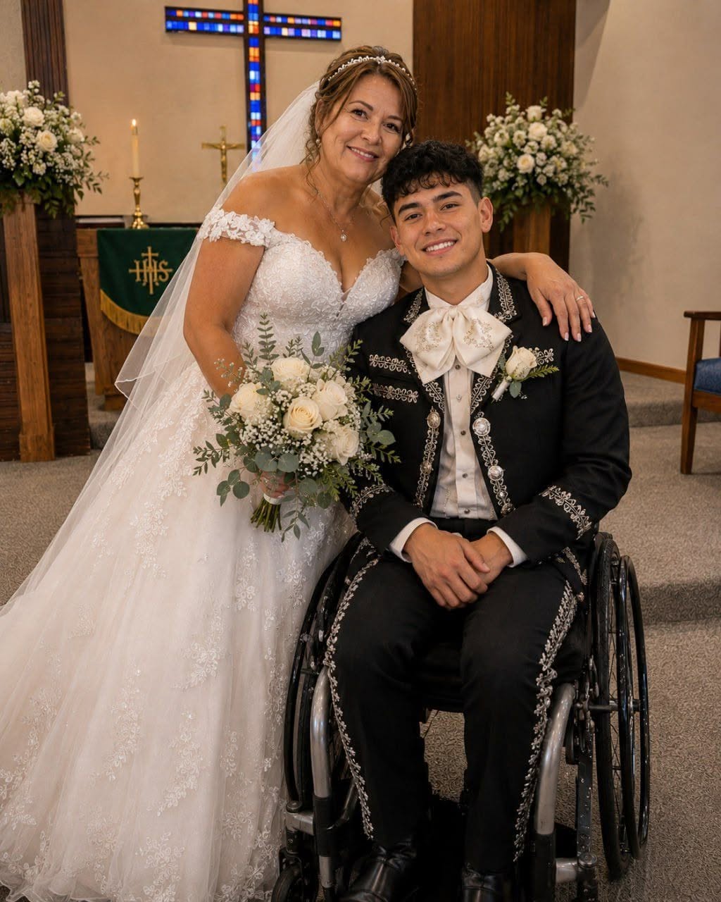 Me casé con un millonario de 20 años al que cuidaba para salvar a mi hija. Después de la boda, me entregó un sobre con su nombre y dijo: “Esta es la verdadera razón por la que te necesitaba”.