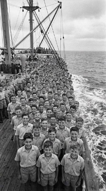 Cuando 740 niños fueron condenados a muerte en alta mar durante la Segunda Guerra Mundial, el mundo entero dijo “no”. Solo un hombre dijo “sí”. Era 1942. Un viejo barco flotaba a la deriva en medio del Océano Índico como un ataúd. A bordo viajaban 740 niños polacos, huérfanos que habían sobrevivido a los campos de trabajo soviéticos donde sus padres habían muerto de hambre, enfermedad y agotamiento.