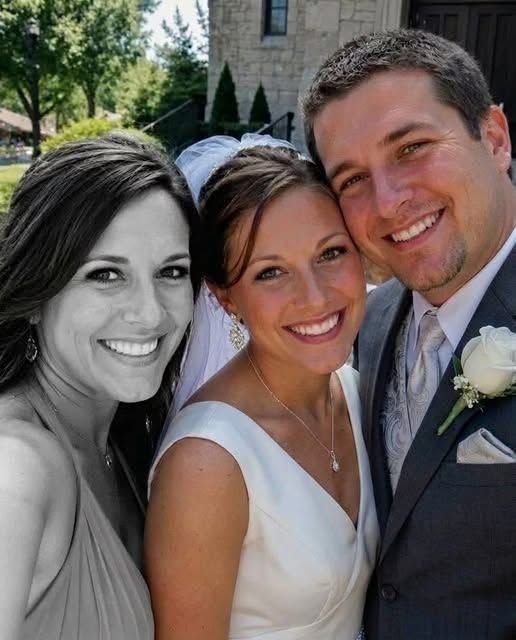 Mi hermana murió el día de mi boda. Una semana después, su compañera de trabajo me llamó y me dijo: “Te dejó un teléfono y una nota. ¡VEN A LA OFICINA INMEDIATAMENTE!”. Mi hermana mayor, Claire, y yo nunca fuimos muy unidas. Y cuando presenté a mi prometido, Ryan, a mi familia, se mostró fría y distante con él. Me pareció extraño. Durante los preparativos de la boda, Claire mantuvo las distancias. Luego, en mi despedida de soltera, se me acercó y me dijo: “Deberías CANCELAR la boda”. Me enfadé y le exigí que me explicara por qué decía algo así de él. Solo respondió que no podía explicarme nada en ese momento, pero me rogó que cancelara la boda. Por supuesto que no lo hice. Amaba a Ryan. El día de la boda, celebramos la ceremonia en la iglesia y, después, todos subieron a sus coches y se dirigieron al restaurante. Todos los invitados ya habían llegado al restaurante, pero Claire aún no había aparecido. No contestaba el teléfono. Esperamos más de una hora, y entonces un policía llamó a mi madre y le dijo que había habido un accidente en la carretera. Todos corrimos al lugar de los hechos de inmediato. Claire había tomado una ruta diferente. Empezó a llover con fuerza y ​​perdió el control del coche. Volcó y acabó en el agua. La policía dijo que no habían encontrado su cuerpo porque probablemente la corriente se la había llevado. No habría sobrevivido a un accidente así. Mis padres lloraban. Yo me quedé allí paralizada, incapaz de hablar. De vuelta en casa, Ryan intentó consolarme, pero me sentía completamente destrozada. Una semana después, recibí una llamada de Megan, la mejor amiga y compañera de trabajo de Claire. Ryan estaba trabajando en ese momento. Se la oía nerviosa cuando me dijo: “Ven a la oficina inmediatamente. ¡Claire te dejó un teléfono y una nota en mi escritorio!” Conduje inmediatamente hasta la oficina. Desdoblé la nota de Claire y, al empezar a leer, me quedé sin aliento: “Alice, si estás leyendo esto, es hora de que la verdad salga a la luz. No confíes en Ryan. Pon el último vídeo de la galería en ese teléfono.” Se me heló la sangre al coger el teléfono y darle a reproducir. ⬇️ Esa mañana, Ryan se inclinó hacia mí con una caja de pastelería en una mano y la otra acariciando mi mejilla. —Volveré temprano —dijo en voz baja—. Saldremos adelante, Alice. Desde el funeral, me había traído flores casi a diario. Hablaba con dulzura, me tocaba el hombro cuando me quedaba en silencio demasiado tiempo y me recordaba constantemente que comiera, durmiera y respirara. En teoría, Ryan parecía el marido ideal que toda mujer en duelo debería tener. Pero el dolor agudiza algunos recuerdos mientras difumina otros, y los recuerdos más vívidos volvían una y otra vez a Claire. Claire y yo éramos hermanas de sangre, pero amigas solo por breves instantes. Ella era cuatro años mayor, más extrovertida por naturaleza y valiente de una manera que nuestros padres nunca comprendieron.