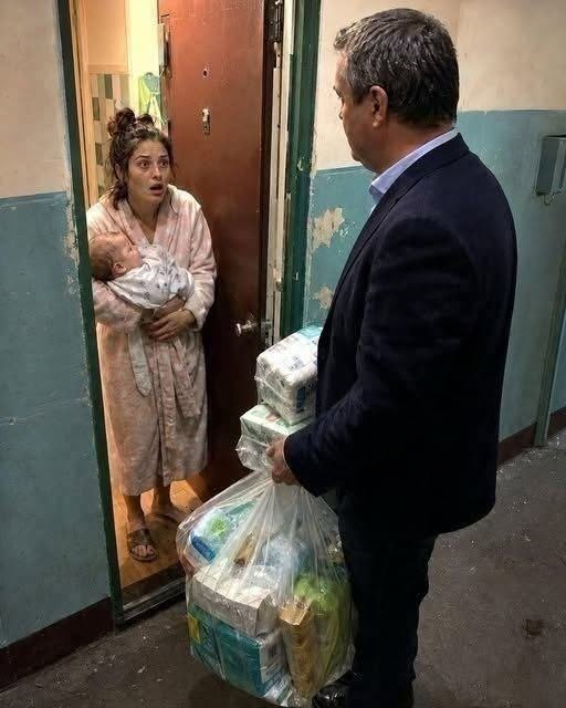 Accidentalmente le envió un mensaje de texto a un multimillonario pidiéndole 50 dólares para leche de fórmula para bebés. Horas después, él apareció en su puerta.kara
