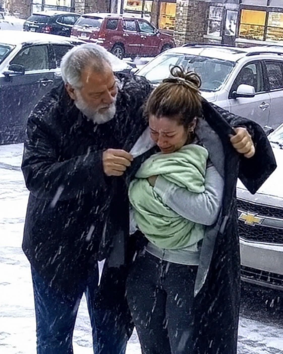 Le di mi abrigo de invierno a una madre congelada y a su bebé: una semana después, dos hombres con trajes llamaron a mi puerta y dijeron: ‘No te saldrás con la tuya’