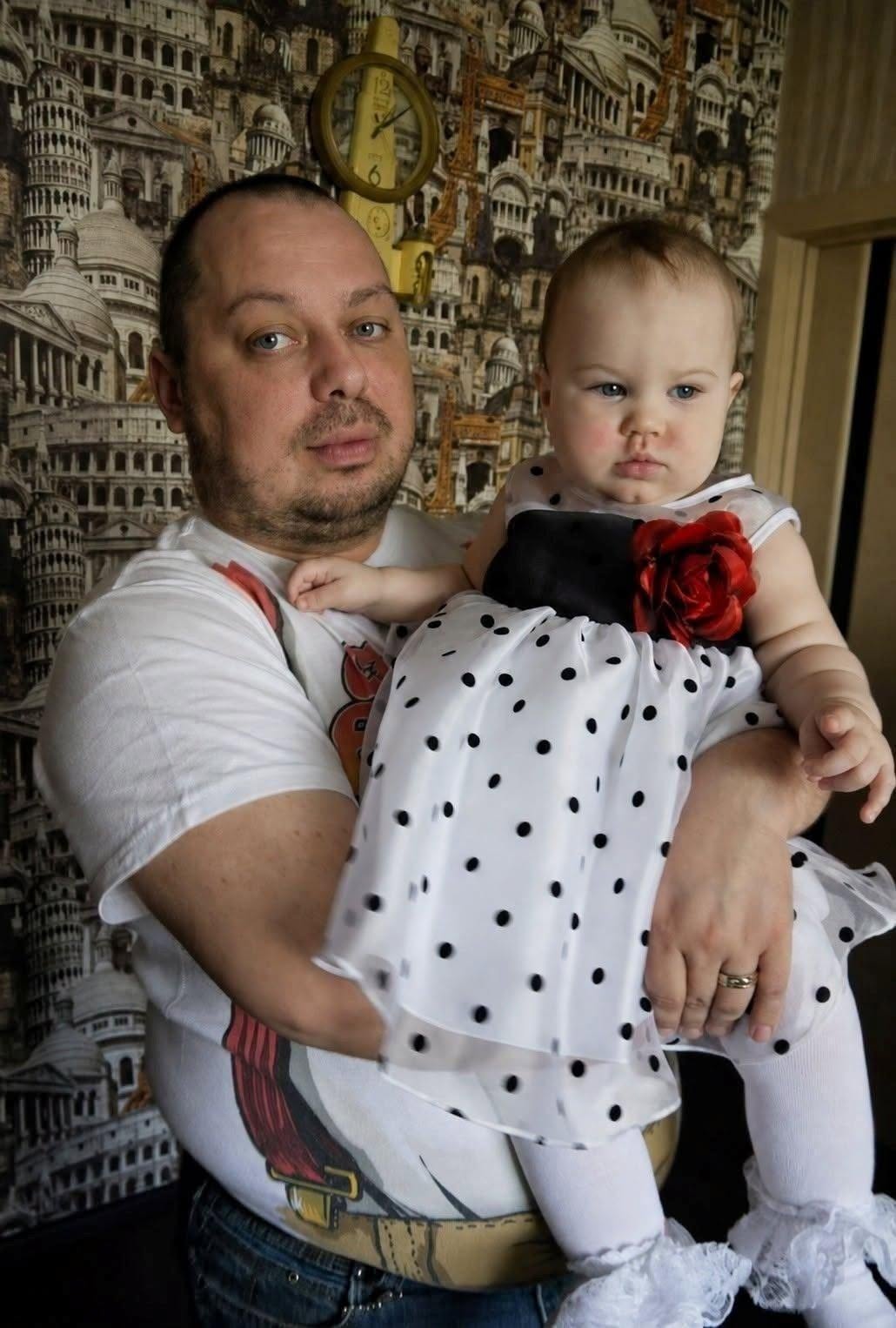 Mi marido insistía en bañar él solo a nuestra pequeña hija todas las noches. Pero una noche, cuando lo seguí en secreto, sentí que el mundo se derrumbaba bajo mis pies.