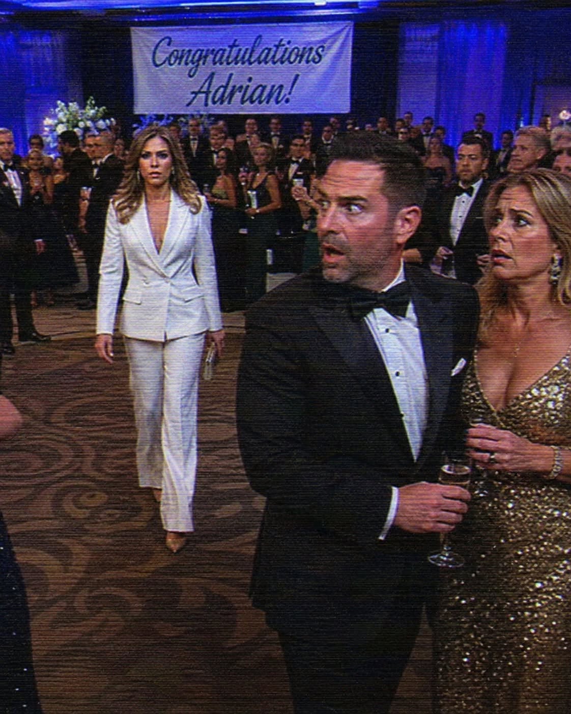 ÉL QUEMÓ SU ÚNICO VESTIDO PARA QUE NO PUDIERA PARARSE A SU LADO EN SU GALA DE PROMOCIÓN, LUEGO SE ABRIÓ LAS PUERTAS DEL SALÓN DE BAILE, Y LA “VERGÜENZA” QUE TRATÓ DE OCULTAR ENTRÓ COMO LA MUJER QUE ERA DUEÑA DE TODO SU MUNDO