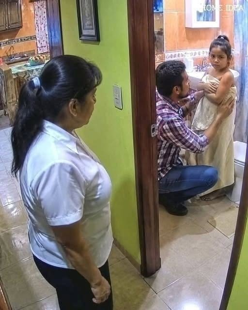 Mi hija siempre permanecía en silencio cada vez que su padrastro la bañaba… hasta que un día llegué a casa antes de lo habitual, y lo que vi antes