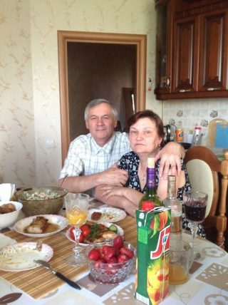 Ver más muerta Embalajes muerte Durante más de 30 años, mi marido me obligó a beber cada noche de la misma botella sin etiqueta. Creí que me odiaba tanto que intentaba matarme lentamente… Pero seis días después de su muerte, un médico cerró la puerta con llave…