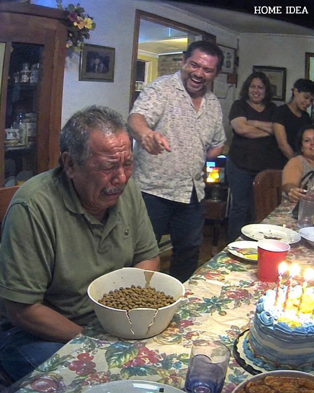 TE SIRVIERON COMIDA PARA PERROS EN TU PROPIO 70O CUMPLEAÑOS, ASÍ QUE CANCELASTE LAS CARTAS Y EXPUSISTE EL SECRETO QUE TU HIJO Y SU NOVIA ESTABAN ESCONDIENDO