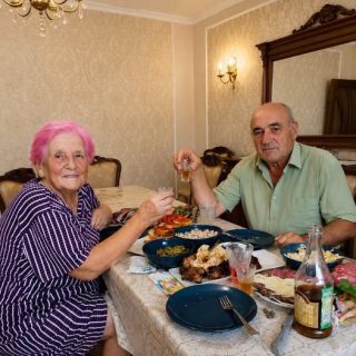 Durante 35 años creyó que su esposo la envenenaba cada noche: la verdad detrás del ritual del vaso – Habemus Asado
