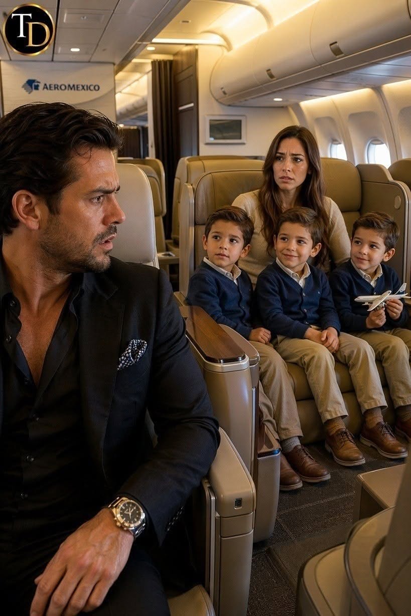 El magnate vio a su exnovia en el avión… y a su lado iban tres niños trillizos idénticos a él. En ese instante, se quedó sin aliento… En un vuelo de Monterrey a Ciudad de México, el magnate Alejandro Cárdenas —un hombre famoso en todo el mundo empresarial por su inmensa fortuna y sus negocios arriesgados— había elegido la clase ejecutiva para descansar durante el trayecto. Alejandro siempre había sido un hombre difícil de leer. Frío, sereno, dueño de una calma que imponía respeto. Pero en el instante en que su mirada se detuvo en la fila de asientos al otro lado del pasillo, sintió que el mundo entero se congelaba. Sentada allí estaba Valeria. La mujer que había sido el gran amor de su vida casi diez años atrás. Cuando eran jóvenes, los dos habían compartido un amor intenso, limpio, de esos que parecen destinados a durar para siempre. Pero la vida los llevó por caminos distintos. Valeria decidió alejarse, mientras Alejandro se hundió por completo en el mundo de los negocios, persiguiendo el éxito hasta convertirlo en un imperio. Él creyó que aquel amor había quedado enterrado bajo el paso del tiempo, los viajes, los contratos millonarios y los silencios que nunca se rompieron. Pero ahora, ahí estaba ella… A solo unos pasos de distancia. Y lo que hizo que Alejandro se quedara completamente inmóvil no fue solamente volver a verla. Fue ver a los tres niños trillizos sentados junto a ella. Tenían seis o siete años. Ojos brillantes. La nariz recta. La sonrisa traviesa. La misma forma de mirar. Y los tres… se parecían a él de una manera inquietante. No era una simple coincidencia. Era como si Alejandro estuviera contemplando una versión de sí mismo en la infancia, repetida tres veces frente a sus ojos. Se quedó helado. Un hombre que había firmado contratos de millones de dólares sin que le temblara la mano, sintió de pronto el corazón desbocado dentro del pecho. En su mente comenzaron a estallar una tras otra las preguntas: ¿Podía ser posible…? ¿Eran suyos? ¿Por qué Valeria nunca le dijo nada? ¿Por qué le ocultó algo tan grande durante tantos años? La sobrecargo se acercó para ofrecerle una copa de vino, pero Alejandro apenas la escuchó. Ya no tenía cabeza para nada más. Se limitó a observar en silencio. Cada gesto de los niños. Cada sonrisa. Cada pequeño movimiento. Y mientras más los miraba, más crecía dentro de él una mezcla insoportable de asombro, dolor y arrepentimiento. Del otro lado del pasillo, Valeria también pareció sentir aquella mirada. Levantó lentamente los ojos. Y cuando sus miradas se encontraron, el tiempo pareció detenerse. El aire se volvió pesado. El ruido del avión desapareció. Y durante ese breve pero eterno segundo, todo el pasado que ambos habían intentado olvidar regresó con una fuerza devastadora. LO QUE PASÓ DESPUÉS DEJÓ A TODOS SIN PALABRAS… LEE LA HISTORIA COMPLETA EN LOS COMENTARIOS. Comenten “QUIERO LA HISTORIA” y se las mando completa.