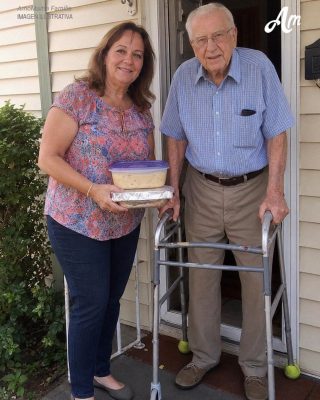 Durante nueve años le compré medicinas y le preparé la comida a mi vecino anciano – Tras su funeral, recibí una carta suya